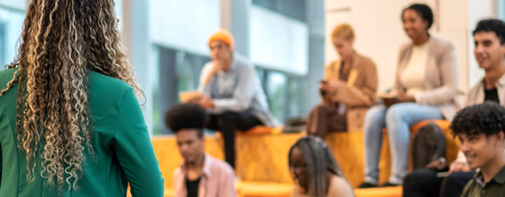 Frau steht vor einer Klasse