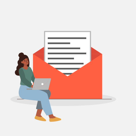 Frau liest eine Nachricht